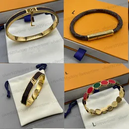 Braccialetti con ciondoli firmati per donna Bracciale in pelle da uomo Bracciale con lettera di moda Braccialetti classici con gioielli Piatti marroni Coppia regali di San Valentino di lusso all'ingrosso