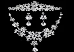 Nowe przybycie Rhinestones Bridal Biżuteria Zestawy Srebrne kryształy Trzy kawałki naszyjniki ślubne Korony i kolczyki do panny młodej AC6577531