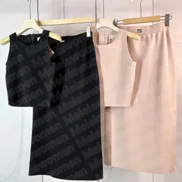 Designer Women Dwuczęściowe sukienki Zestawy Sweter SKIR Dwuczęściowy kamizelka bez rękawów garnitury dzianin tkanina moda oddychająca t -koszule