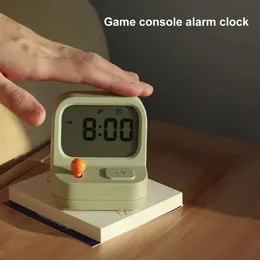 Creative Retro Mini Handheld Game Machine Alarm Clock Kids Söt digital klocka Multifunktion Coundown Snooze Desk Table Clock 240116