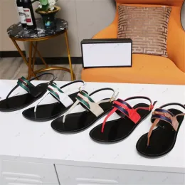 En yeni en kaliteli yaz düz sandalet kadın parmak arası terlikler gerçek deri metal toka konforu roman sandalet rahat tatil plaj ayakkabıları kadın düz büyük