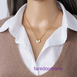 Marken-Damen-Carter-Halskette zum Verkauf im Online-Shop. Weißes Fritillaria-Herz zum Verschließen. Vielseitiger 18-Karat-Gold-Anhänger für Damen aus Titanstahl. Transport mit Originalverpackung