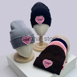 Beanie / Skull Caps Outono e Inverno Novo Confortável Versátil Simples PATCH Amor Chapéus de Balde de Malha Homens Mulheres Moda Quente Doce e Adorável Solar J240117