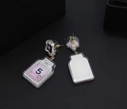 2024 Luxury Quality Charm Drop Earring med rosa och vit färgdesign i 18K Gold Plated Have Stamp Box Bottle SHPAE PS3811A