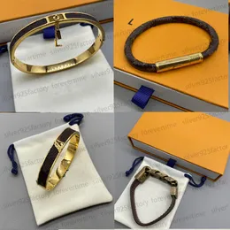 Charme Pulseiras Pulseira de Couro para Mulheres Moda Carta Bangle Clássico Avançado Designer Bangles Flat Brown Metal Casal Luxo Jóias Namorada Presentes