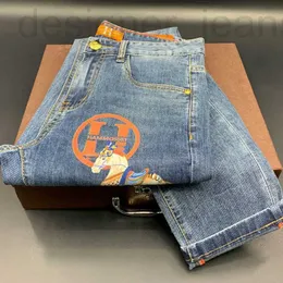 Jeans masculinos designer de alta qualidade jeans coloridos para homens na moda primavera / verão slim fit pés pequenos 2023 nova primavera azul calças cortadas OWZR