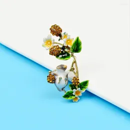 Broscher ekorre plockar hallon för kvinnor roliga söta djur pin modedesign blomma tillbehör gåva 2024