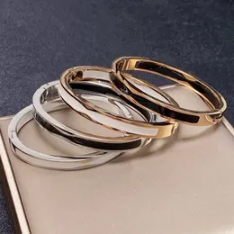 Bracciale rigido in smalto bianco nero con iniziali B incise in oro placcato in acciaio inossidabile da uomo stile moda Europa America