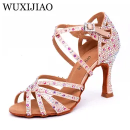 WUXIJIAO Donne Salsa party Scarpe da ballo Scarpe da ballo latino grandi piccoli strass brillanti Pelle color bronzo Raso nero Tacco Cuba 9 cm 240117