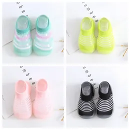 Första Walker Summer Girl Boys Kids Sandals Baby Shoes 1-4 år gamla småbarns tofflor mjuk botten barn designer