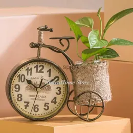 Zegarki stolika biurka Iron Art Dekoracja weranda Sypialnia Silet Clock Bedside Creative Jason Chung Desk Table Tabil Decor Watch Digital Brief YQ240118