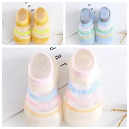 2024 Yeni İlk Yürüyüşçüler Yaz Kız Erkek Çocuklar Çocuk Sandalet Bebek Ayakkabıları 1-4 Yaşındaki Toddler Slipper Softy Sole Dip Çocuk Tasarımcı Ayakkabı Slip