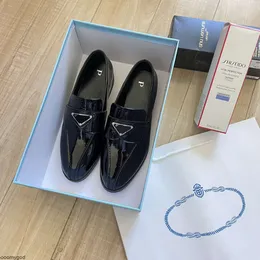 디자이너 신발 여성 삼각형 검은 가죽 신발 확대 플랫폼 스포츠 신발 슬리퍼 클래식 특허 밝은 훈련 신발