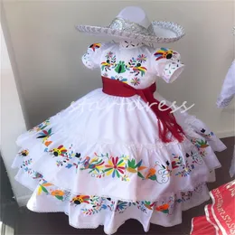 Princess Charro Mexikanska blommor Girls Dresses 2024 O Neck Kort ärm Färgglada broderier Kids Pageant Wedding Dress Caramuza Toddler Dress With Red Sash Luxury