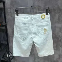 Mäns jeans designer sommar nya denimshorts, ren vit elastisk snäv passform, smal mångsidig, stilig raka mellersta byxor, 5/4 byxor b1ti