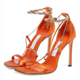 2024 Neue Damen-Sandalen mit Absatz, Pumps, London Odessa, 110 mm, verzierte Satin-Karabinerschnalle, Goldkette, Knöchelriemen, Italien Originals, quadratische Zehen, Sandale, High-Heels-Schuh