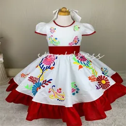 Princess Charro Mexicanes Flower Girls Dresses 2024 O Neck Kort ärm broderi Kids Pageant Wedding Dress Caramuza Toddler Dress With Red Sash Bow A Line Nyår