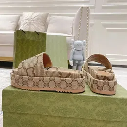 Designer kapcie sandały damskie grube dolne kapcie letnie slajd klapki luksusowe płaskie haftowane wydrukowane galaretki gumowe skórzane buty
