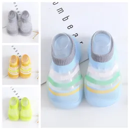 2024 Yeni İlk Yürüyüşçüler Yaz Kız Erkek Çocuklar Güzel Sandalet Bebek Ayakkabıları 1-4 Yaşındaki Toddler Terlik Yumuşak Soy Alt Çocuk Tasarımcı Ayakkabı Slip