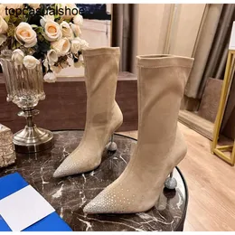 JC Jimmynessity Choo the Boots Women's هي أحدث أعقاب عالية النحافة المدببة بأصابع القدمين غير المقيدة كعبا مرنة السطح على السطح الماسي.