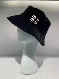 Luksusowy projektant mody Bucket Hat Fisherman Hat Hafdery Logo Logo Autumn and Winter Black Velvet Baseball Cap Kapelusz Hat Niepowodzenie projektantów dla mężczyzn i kobiet