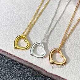 CO Trendy Simple Necklace Women's V Gold Hollow Light Luxury Fashion Collar Jewlary Designer för kvinnor Högkvalitativ 0L6G