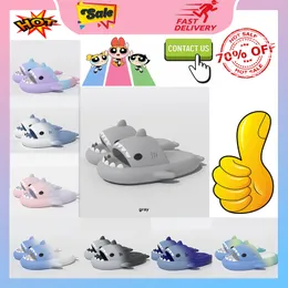 Designer Casual Platform Shark Slides tofflor Män Kvinna Anti Rainbow Fashion Slip Weight Breattable Low Cut Super Sandaler Flat Slipper