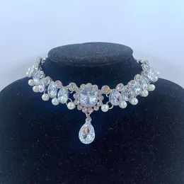 Temperamento esagerato, gocce d'acqua scavate in metallo con diamanti, scollo corto in cristallo di perle, collana