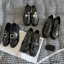 Loafers kvinnor skor lyxiga läderskor casual skor espadrilles designer sommar designers damer platt kvinna loafers sandaler duk skor