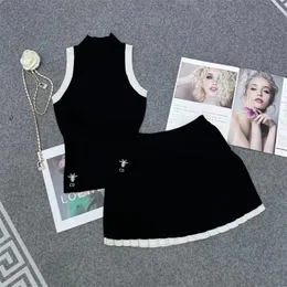 Kiss Weekend Hot Girl Suit kjol Kvinna 2024 Spring New High Neck Sleeveless Sticke Vest High midje veckad kjol Tvådel 240119