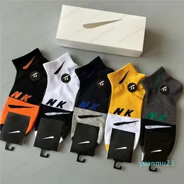2024 Designer Mens e Mulheres Meias Cinco Marcas de Luxurys Sports Sock Inverno Net Carta Malha Meia Algodão com Caixas