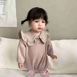 Rompers 2023 Winter New Baby Girl Long Sleeve Ruffled Lapel Bodysuit Plus Velvet Thick Newborn Toddler Warm Jumpsuit Spädbarnskläder H240508