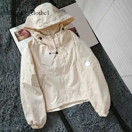 Monclairjacke Mens Luxo Marca Francesa Designer Jaqueta Ao Ar Livre Mulheres Com Capuz Sportswear Curto Casaco Fino À Prova de Vento À Prova D 'Água Carta Impressão Blusão Casacos 3705