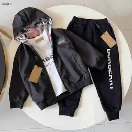 Markenkinder-Trainingsanzug für Babys, dreiteilig, Größe 90–150, mit Kapuze, doppelseitige Jacke, Jacke, minimalistischer Rundhals-Hoodie und Freizeithose, 20. Januar