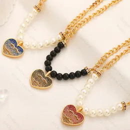 Collana di design con lettera a forma di cuore 9Style, ciondolo di moda di lusso per uomini e donne, accessorio di gioielli con alfabeto di alta qualità, regalo perfetto per l'anniversario