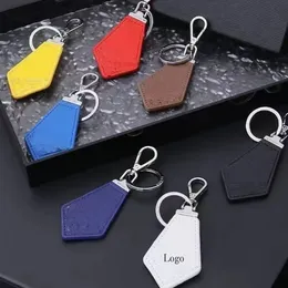 Designer Keychain Dermal Key Chain Metal Triangle Marks Car Key Chains i olika färger Luxury Llavero High Quality Keychain Classic Exquisite Luxury