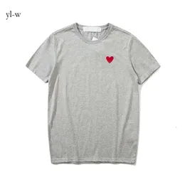 Summer Designer Mens T-shirt Amis T-shirt Commes manches courtes Femmes Des Badge Garcons broderie coeur à manches courtes coeur rouge de haute qualité 5581 1432