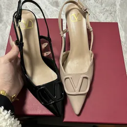 مصمم فاخر High Heels Shoes Brand Metal Buckle Thin Thin Thin Toe Toe أسود عارية حمراء حمراء حذاء نسائي الحجم 35-42 الصنادل 4 سم 6 سم 8 سم 10 سم