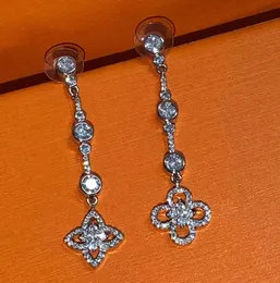 S925 STRING Gümüş İçi Boş Yonca Tasarımcı Küpe Kulak Saplamaları Yüzükler Parlayan Zirkon Kristal Uzun Tassel Şanslı Asimetrik Küpe Küpe Kadın Mücevher Hediyesi