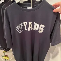 القمصان للرجال أزياء بسيطة WTAPs تي شيرت قصيرة الأكمام عالية الجودة من القطن النمط نمط Sweatshirt All-Match Tops Tops يوم واحد شحن J240120