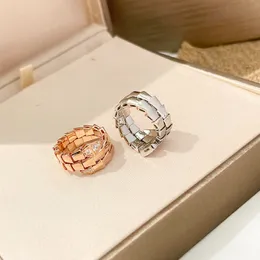 Ringringe aus 18 Karat Gold mit gedrehtem Ring, 3 Farben, Serpentienform, Schmuck, Großhandelsringe, Größe 6, 7, 8, 9, Option Valentinstagsgeschenke, Ringe in größerer Größe mit Stein, Ringset als Geschenk