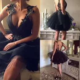 Setwell Little Black Tiered Tier Short HomeComing Dresses V الرقبة الخليفة التخرج من الدانتيل الدانتيل لخط Mini Prom Downs Custom