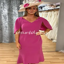 Schicke fuchsiafarbene, knielange Kleider für die Brautmutter mit Cape, Perlen, sexy V-Ausschnitt, kurzes Hochzeitsgastkleid, kurze Ärmel, Übergröße, Mutterabend-Partykleid, Bräutigam 2024