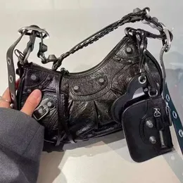 2024 Ankunft Leder Damen Bikertasche Stilvolle Damen Umhängetaschen Riemen Modedesigner Damenhandtaschen Cross Body Riemen Geldbörse Motorradtaschen Umhängetasche mm