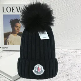 Lyxiga kvinnors stickade hattdesigner Beanie Cap Sticked Warm Wool Hat Hairball Sticked Hat
