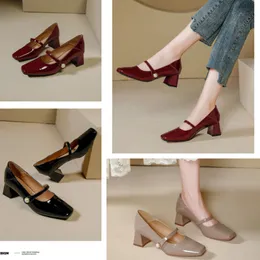 Slingback-Pumps aus Lackleder aus Kalbsleder, himmelhohe Stiletto-Absätze, spitze Zehensandalen, Damen-Luxus-Designer-Kleiderschuh, Abendfabrik-Schuhwerk