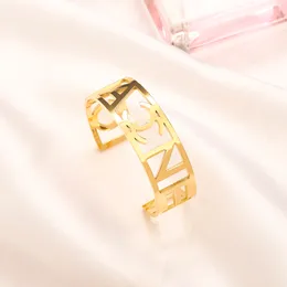 Varumärkesdesigner bokstäver armband ihålig guldplätering staiess stål lycklig manschett armband kvinnor flickor bröllop fest charm smycken smycken gåva med stämpel