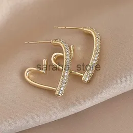 Stud Trendy Simple Gold Color Hoop örhängen för kvinnor Girl Crystal Heart Minimalist Earrings Party New C-Shape Jewelry Gifts J240120