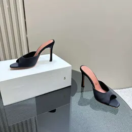 Amina Muaddi Sandals 105mm 새틴 노새 슬리퍼 스틸 레토 하이힐 샌들 여성 고급 투명 디자이너 이브닝 파티 신발에 열린 발가락 슬립 공장 신발