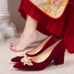 Kleid Schuhe Hochzeit Frauen Blockabsatz 2024 Braut Chinesischer roter Samt Zwei tragen High Heels Ermüden Sie Ihre Füße nicht